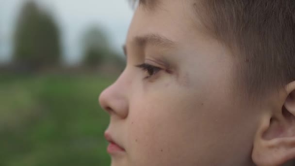 Un chico con un ojo morado. El boxeo es un deporte peligroso. las consecuencias de una pelea — Vídeo de stock