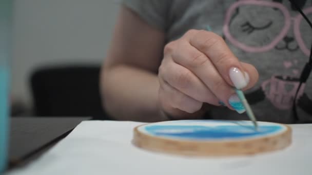 Una mujer pinta con pinturas al óleo con un pincel. taller. primer plano — Vídeos de Stock