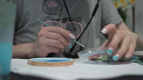 Bir kadın yağlı boyaları fırçayla karıştırıyor. Yakın plan. — Stok video