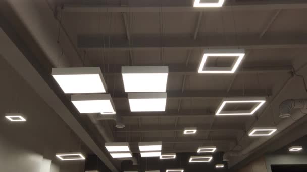 Pencahayaan kantor loteng. bentuk geometris yang berbeda dari langit-langit cahaya — Stok Video