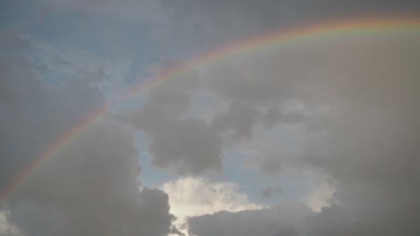 Arco iris con hermosas nubes después de la lluvia. fondo. un poco brumoso — Vídeos de Stock