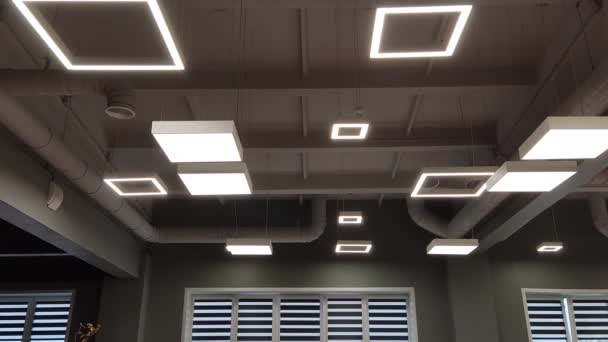 Oświetlenie pokoju na poddaszu. kwadratowe światła sufitowe biurowe — Wideo stockowe