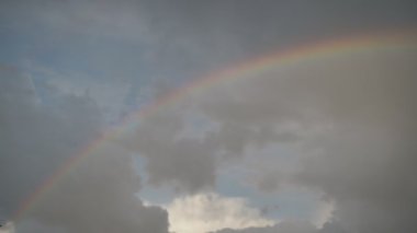 Gökkuşağı ve güzel bulutlar. Arka plan. Odak net değil. Resmi yumuşatır