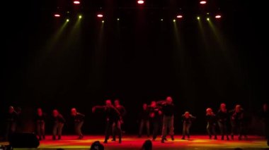 Hip hop dans stüdyosu Tims 'in Tver konseri 30.06.2021. Gençlik grubu hip hop tarzında dans ediyor.