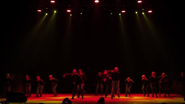 Тверской концерт студии хип-хоп танца Tims 30.06.2021. Молодежная группа танцует в стиле хип-хопа — стоковое видео