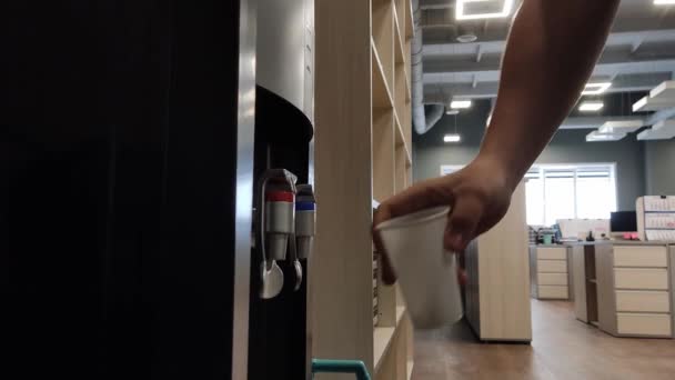 Una mano di mans versa acqua in un grande ufficio. alimentazione sana. l'uso dell'acqua — Video Stock