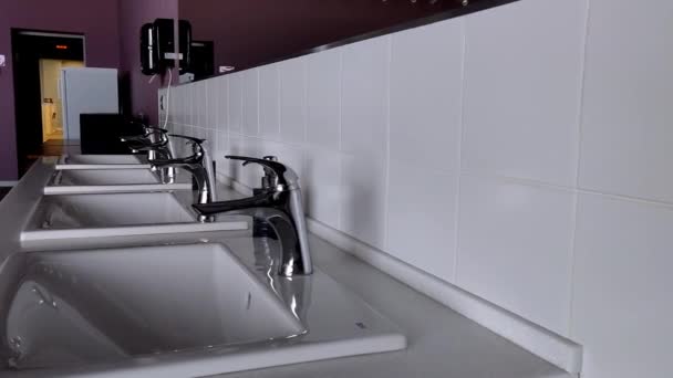 Beyaz el lavaboları. Klasik tarzda boş bir kafe — Stok video