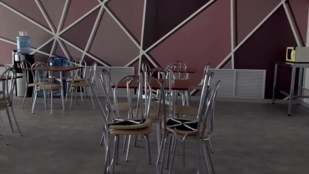 Een leeg café in een klassieke stijl. omgevallen stoelen — Stockvideo