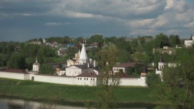 Tver bölgesi Staritsa şehri. Volga Nehri 'nin üstündeki manastır manzarası. Dini tarihi nesne
