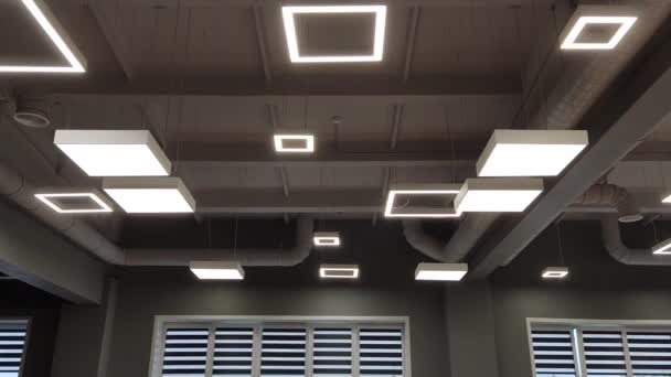 Iluminação loft do quarto. diferentes formas geométricas de luzes de teto de escritório — Vídeo de Stock