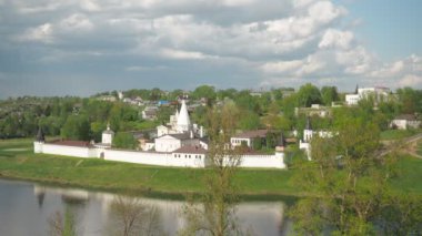 Tver bölgesi Staritsa şehri. Volga Nehri 'nin üstündeki manastır manzarası. Dini tarihi nesne