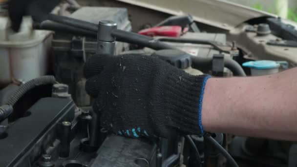 Egy férfi gyertyákat helyez el egy régi autóra. autójavítás. szolgáltatás — Stock videók