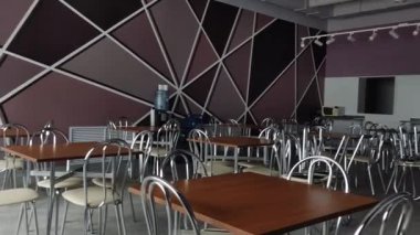 Girişimdeki yiyecek dağıtım hattı olan yemek resepsiyonunda yeni bir iç mekan. Klasik tarzlı kafe