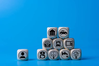 Ahşap küplerdeki simgelerle hedef başarı kavramı, mavi arkaplan. Başarı kavramı ve kendiniz ve markanız üzerinde çalışmak.