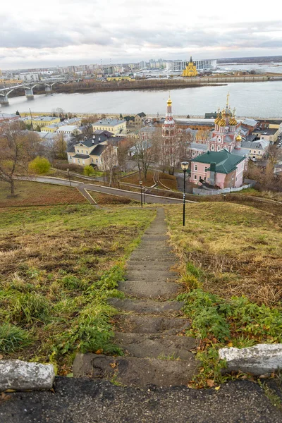 走下楼去 俯瞰Nizhny Novgorod的处女座教堂 金戒指上的旅行和旅游概念 — 图库照片