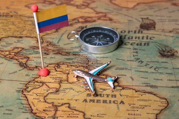 Σημαία Κολομβίας Πυξίδα Και Αεροπλάνο Στον Παγκόσμιο Χάρτη Έννοια Των — Φωτογραφία Αρχείου