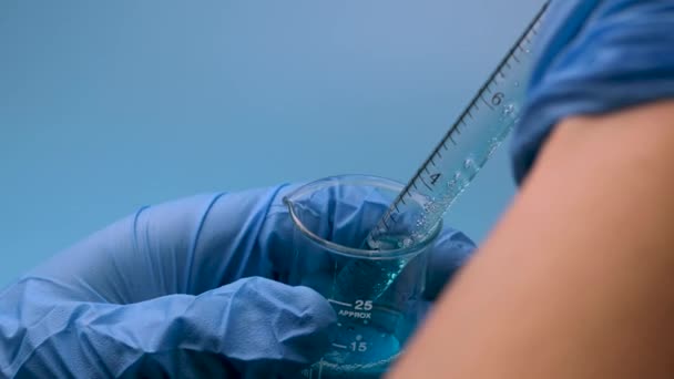 从一个小瓶子里拿一个蓝色液体和一个吸管 医学研究与发展的概念 — 图库视频影像