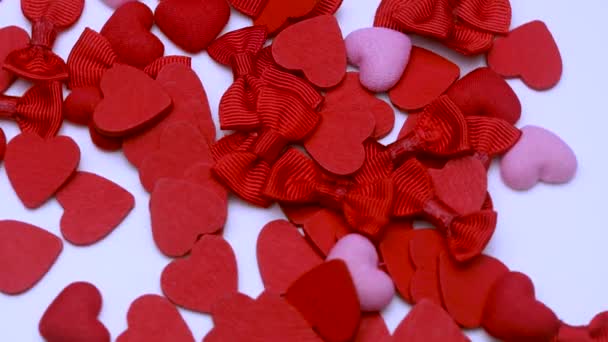 Mnoho Malých Pestrobarevných Srdcí Otáčí Bílém Pozadí Valentýnský Koncept — Stock video