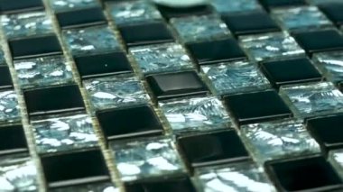 Siyah-beyaz mozaik daire çiziyor. Kareler siyah ve beyaz..