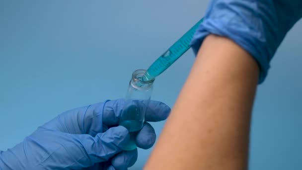 Transfusión Líquido Azul Tubo Ensayo Frascos Concepto Investigación Desarrollo Médico — Vídeo de stock