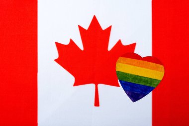 Kanada bayrağı ve LGBT bayrağı şeklinde bir kalp. Lezbiyen, gey ve transseksüel hakları kavramı..