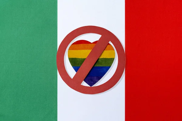 Flagę Włoch Zakaz Dotyczący Osób Lgbt Przekreślony Czerwony Krąg Serca — Zdjęcie stockowe