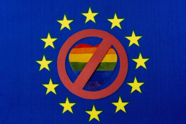 Vlajky Evropské Unie Zákazu Lgbt Osob Přeškrtnutý Červený Kruh Srdce — Stock fotografie