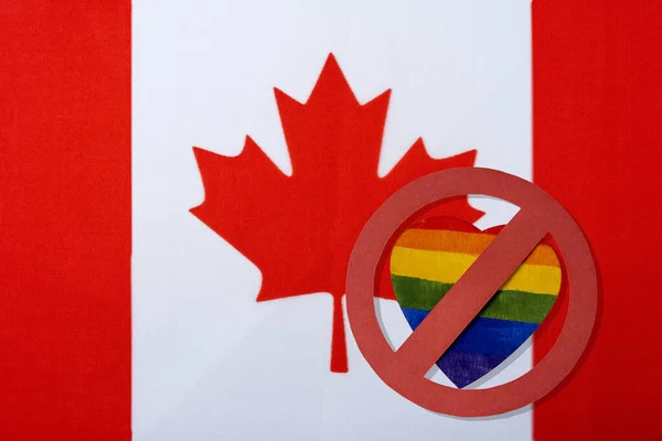 Kanadyjska Flaga Zakaz Lgbt Czerwony Krąg Serca Postaci Flagi Lgbt — Zdjęcie stockowe