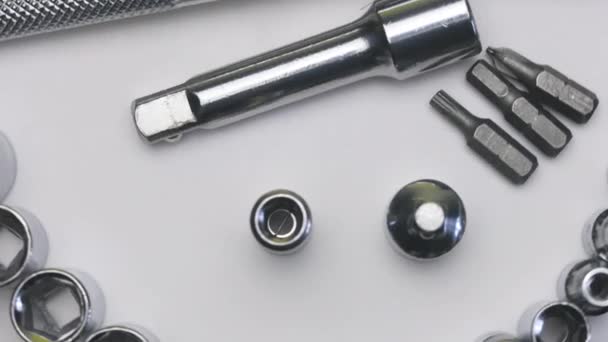 円の中で回転するクロムメッキヘッド 手持ちの修復ツール 新しいクロムメッキツール — ストック動画