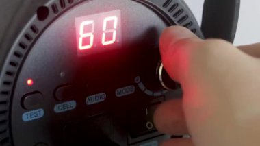 Stüdyo flaşı aç ve ışığı adım adım ayarla. Stüdyoda çekim..