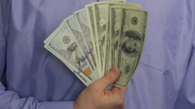 Bir iş adamı 100 dolar nakit sayar. - Ne? Finans ve Nakit Ödemeler Konsepti.