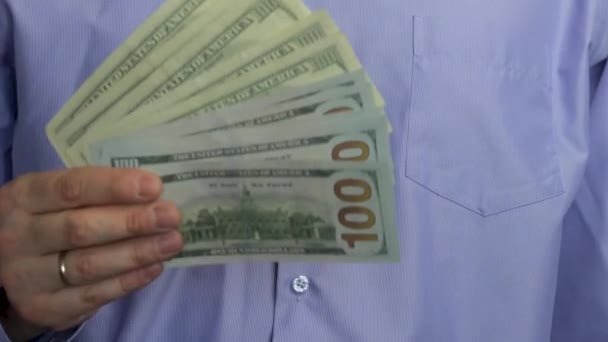 Een Zakenman Telt Honderd Dollar Contanten Het Concept Van Financiën — Stockvideo