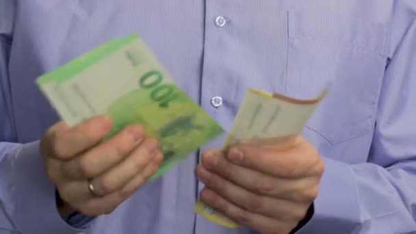 Zamknąć Ręce Człowieka Przy Jednoczesnym Liczeniu Banknotów Euro Wartości Europejskiej — Wideo stockowe