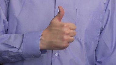 Adam başparmağını kaldırıyor. Mavi çizgili gömlekli bir adam. İyi ruh hali kavramı..