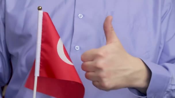 Mężczyzna Trzyma Flagę Turcji Macha Nią Pokazuje Kciuki Górę Wspaniały — Wideo stockowe