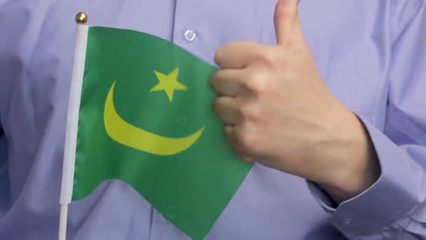 Homme Tient Drapeau Mauritanie Agite Montre Pouce Vers Haut Merveilleux — Video