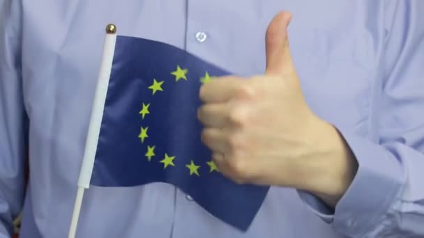 男はそれを振って 指摘欧州連合 のフラグを保持しています 独立記念日又は国民の祝日 — ストック動画