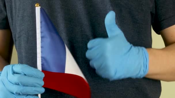 Прапор Франції Руках Чоловіка Розмахування Прапором Франції Медичних Рукавицях Концепція — стокове відео
