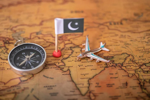 Bandiera Aereo Bussola Pakistani Sulla Mappa Del Mondo Concetto Turismo — Foto Stock