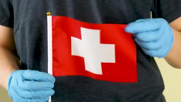 Man Met Zwitserse Vlag Buiten Onafhankelijkheidsdag Nationale Feestdagen Concepten — Stockvideo