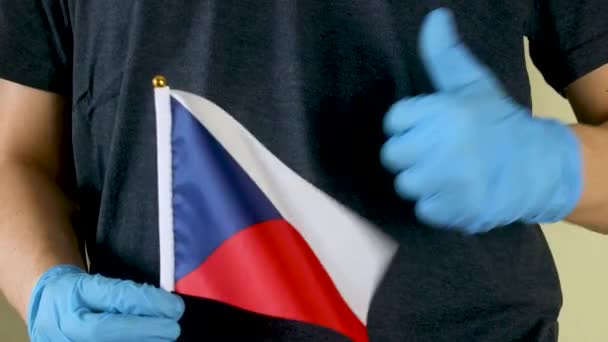 Hombre Desconocido Sostiene Bandera Ondeante República Checa Alfa Mate Día — Vídeo de stock