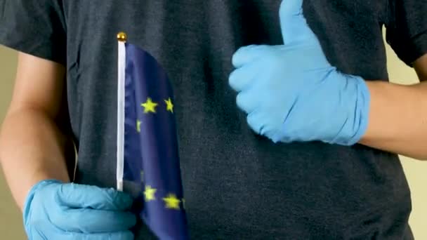Людина Тримає Європейський Прапор Відкритому Повітрі День Незалежності Або Національні — стокове відео