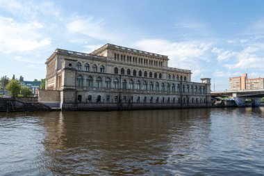 KALINGRAD, RUSSIA-JUNE 5, 2021: Pregolya Nehri 'ne yansıyan Kaliningrad Güzel Sanatlar Müzesi. Konigsberg Borsasının Eski Binası.