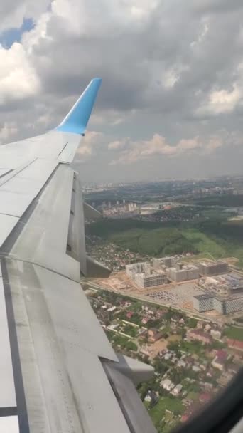 Pencereden Uçak Kanadının Görüntüsü Şehir Görünümü — Stok video