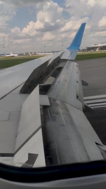 从窗户看飞机翼 飞机上的空气刹车和机翼的行为 — 图库视频影像