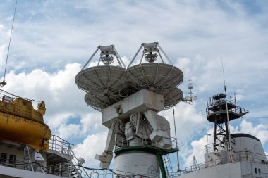 Rusya, Kalininingrad - 5 Haziran 2021 Uzay iletişim antenleri. Araştırma gemisi COSMONAUT ViKTOR PATSAEV. Rıhtımdaki Dünya Okyanusu Müzesi 'nin gemi sergisi.