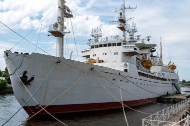 KALININGRAD, RUSSIA-5 Haziran 2021 Uzay iletişim gemisi Kozmonot Viktor Patsaev Kaliningrad 'daki Büyük Petrol Seddi' ne demirlemiştir. Dünya Okyanusu Müzesi.