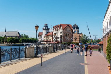 KALINGRAD, RUSSIA-HAZİRAN 5, 2021 Katedral manzaralı balıkçı köyü. Turizm ve eğlence kavramı..