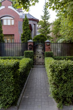 Kırsal bir yerde yeni bir ev, bir kır evi. Banliyö hayatı kavramı.