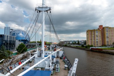 Kaliningrad, eski Konigsberg, Rusya 5 Haziran 2021. Dünya Okyanusu Müzesi. Şehir merkezinin panoraması, bilimsel geminin üst güvertesinden görülebiliyor Vityaz.